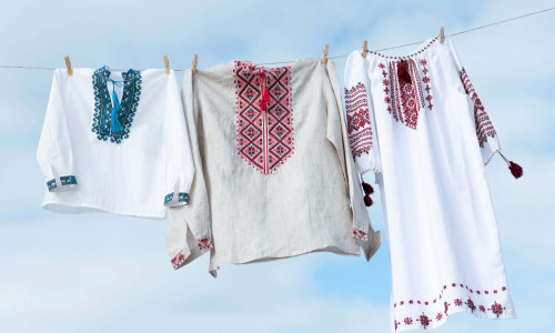 How to wash an embroidered shirt correctly: a complete guide to care and bleaching