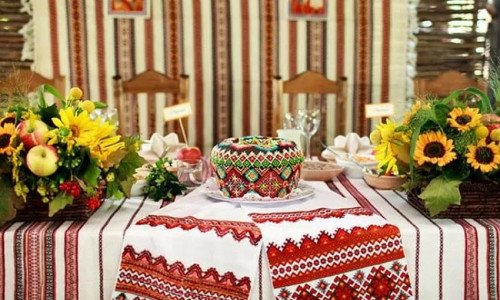 Вишиті скатертини на столах – достаток у домі